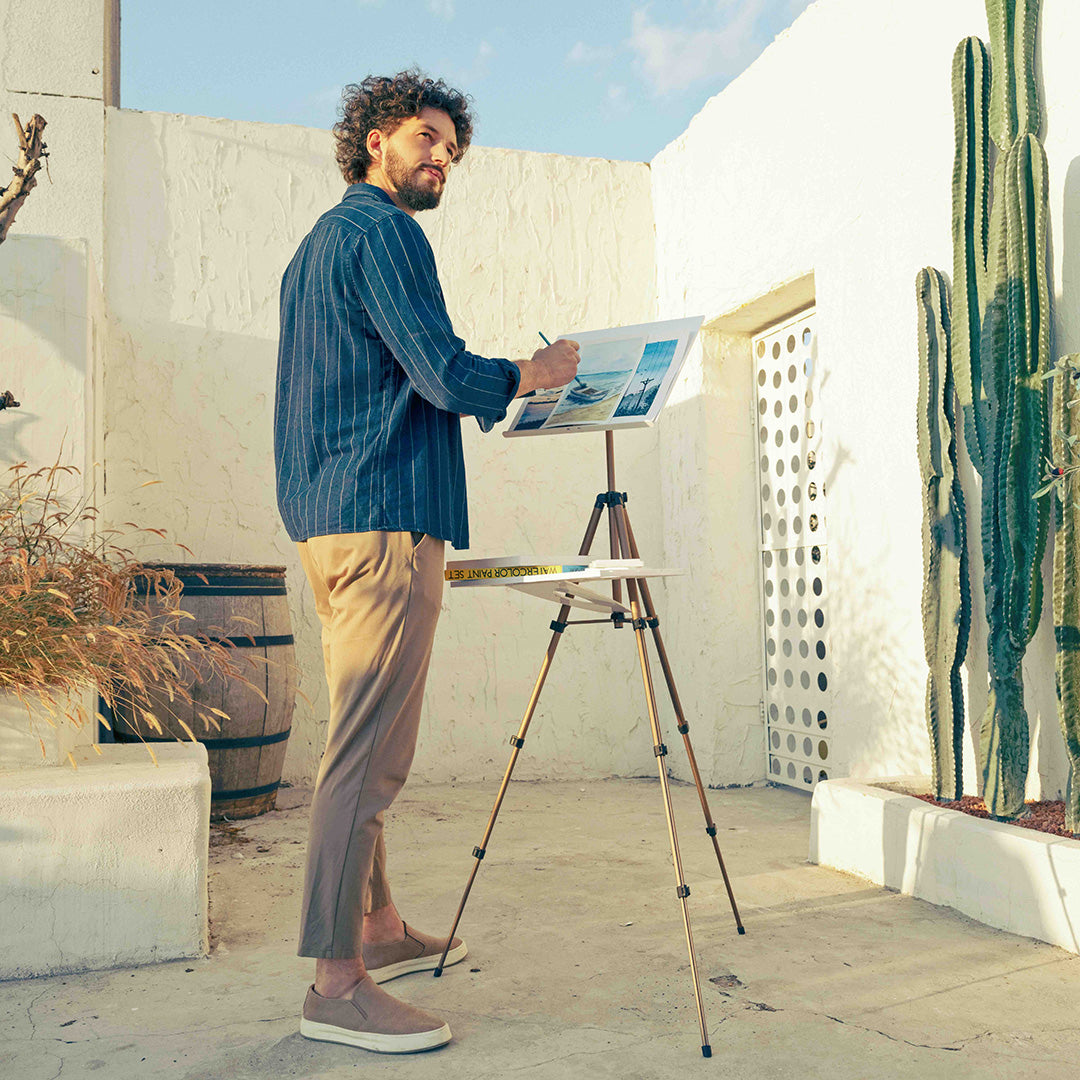 Artist using the MEEDEN watercolour field easel outdoors
